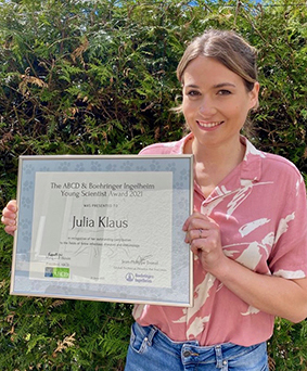 Julia Klaus gewinnt den 2021 Young Scientist Award